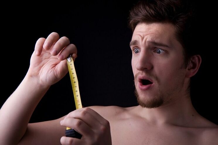 Un uomo con una roulette ha misurato un membro prima dell'operazione per aumentare