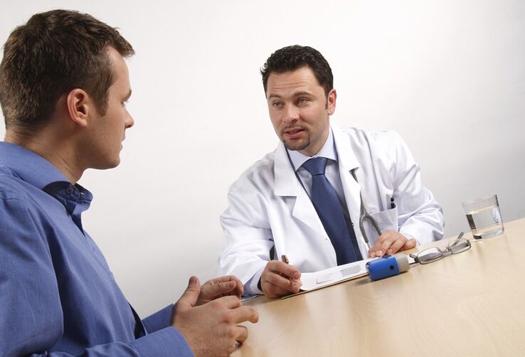 Una consultazione del medico prima di un'operazione per aumentare un membro
