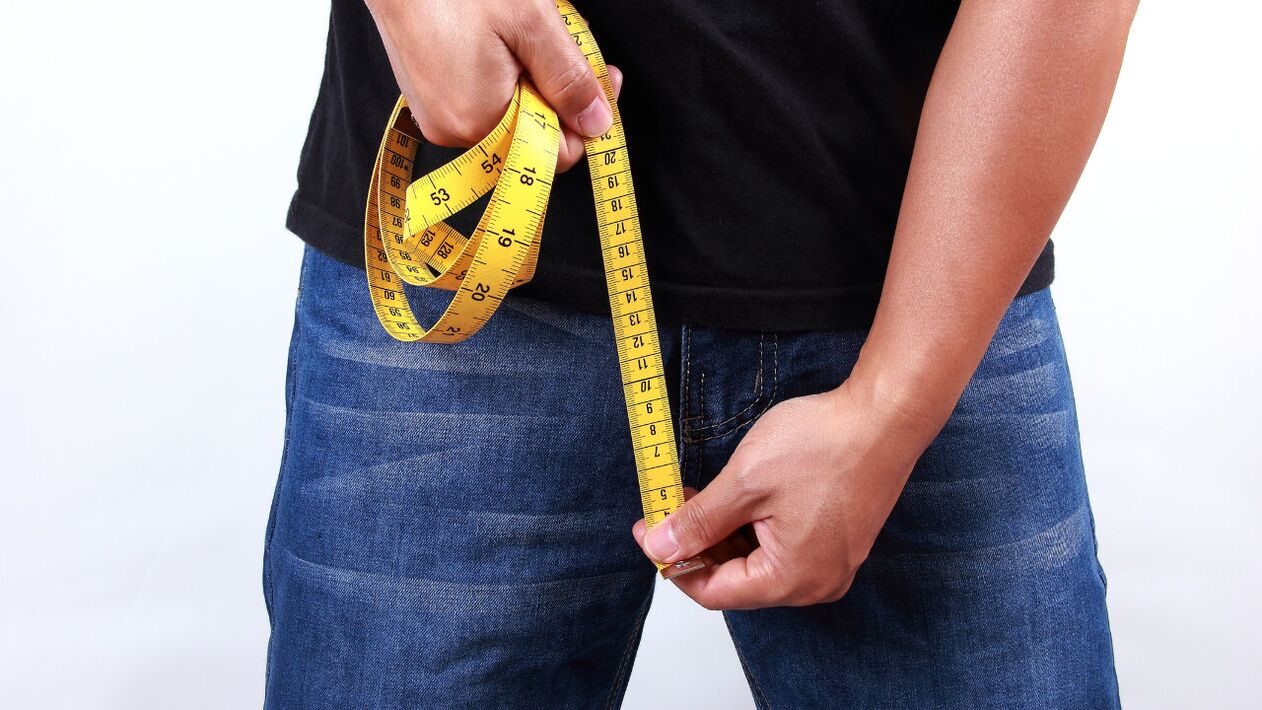 uomo che misura il pene prima dell'ingrandimento